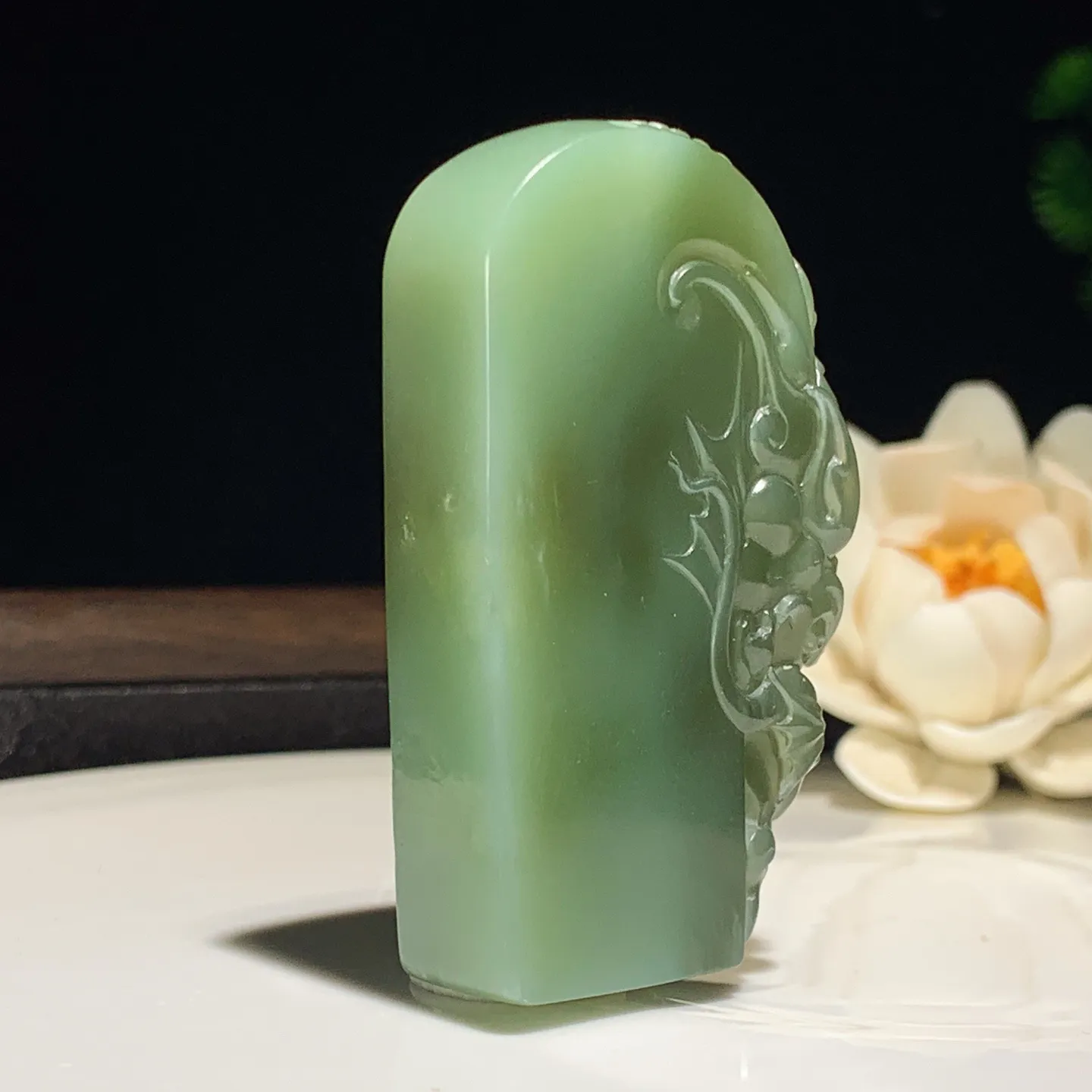 和田玉粉青猫眼俄罗斯碧玉龙佑一方牌子挂件。尺寸60/36/12重63.5克。玉质细腻油润。手推出油。佩戴高端典雅。lt251201