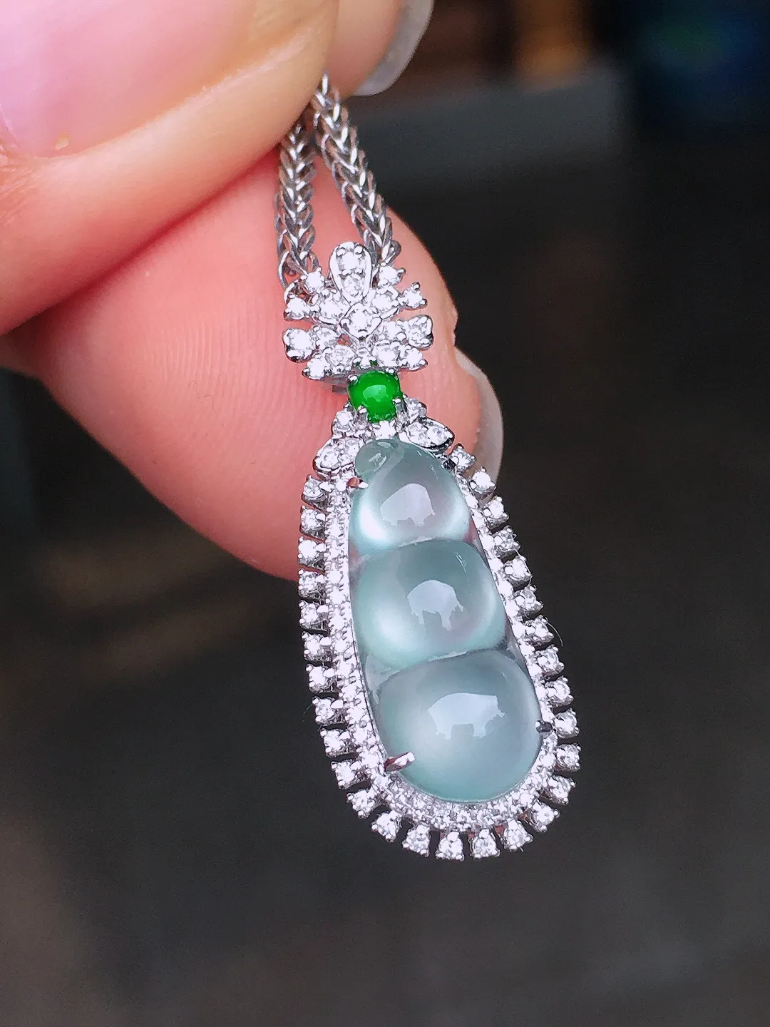 冰种福豆吊坠，玉质细腻，荧光感超
强，饱满圆润，尽显优雅气质，18k
金豪华镶嵌