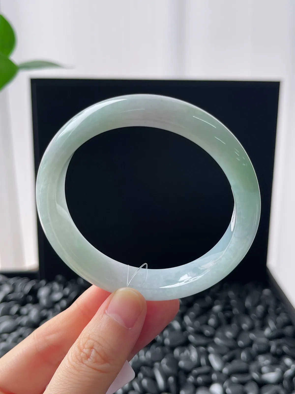 正圈56.6圈口，翡翠糯化种淡绿色手镯