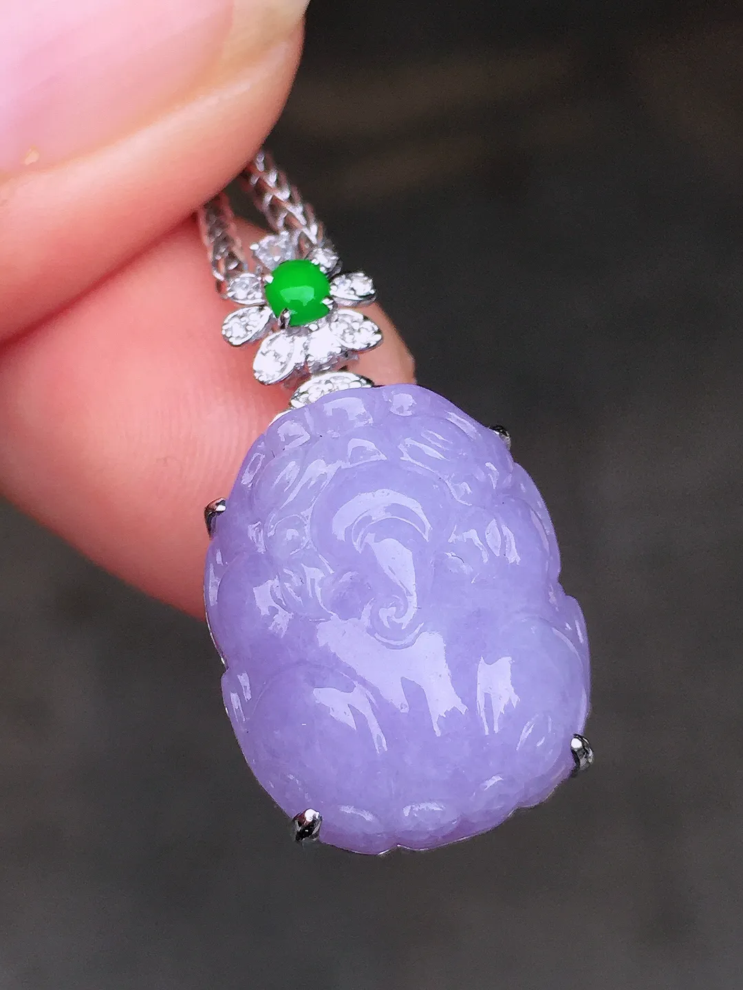 紫罗兰貔貅吊坠，色泽均匀艳丽，玉质细腻，荧光感超
强，饱满圆润，尽显优雅气质，18k
金豪华镶嵌