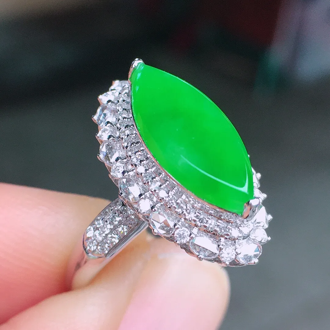 阳绿马眼戒指，色泽均匀艳丽，玉质细腻，荧光感超
强，饱满圆润，尽显优雅气质，18k
金豪华镶嵌