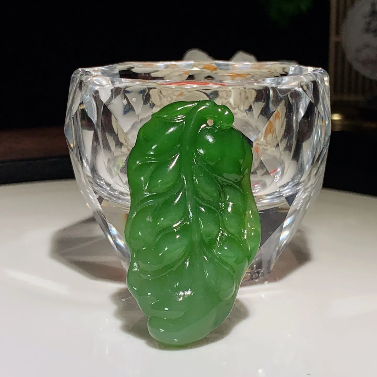 和田玉阳绿俄罗斯碧玉猫眼金枝玉叶树叶挂件。尺寸49/27/9重19.5克。玉质细腻油润。手推出油。佩