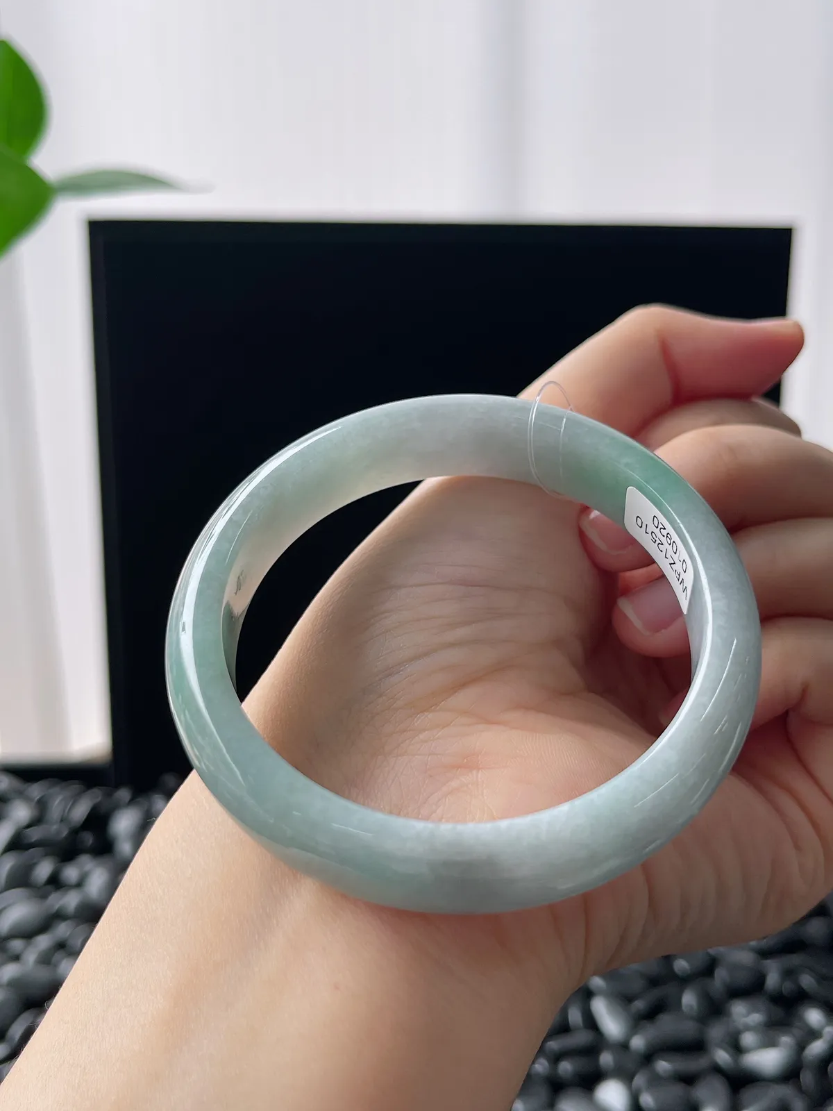 正圈55.5圈口，翡翠糯化种浅绿色手镯