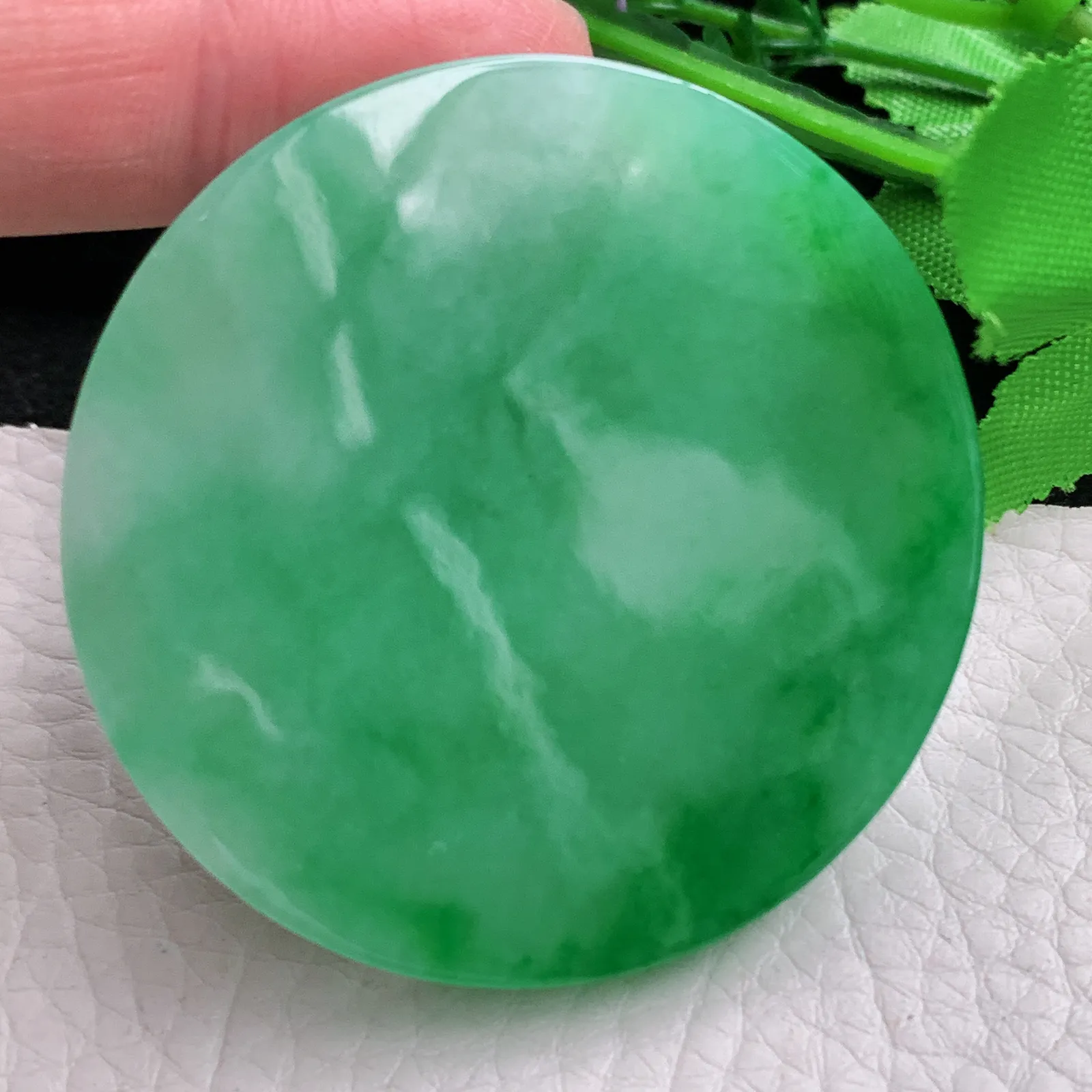 ktj自然光51.2*7.6天然缅甸翡翠水润辣阳绿无事牌 圆牌玉吊坠 玉挂件