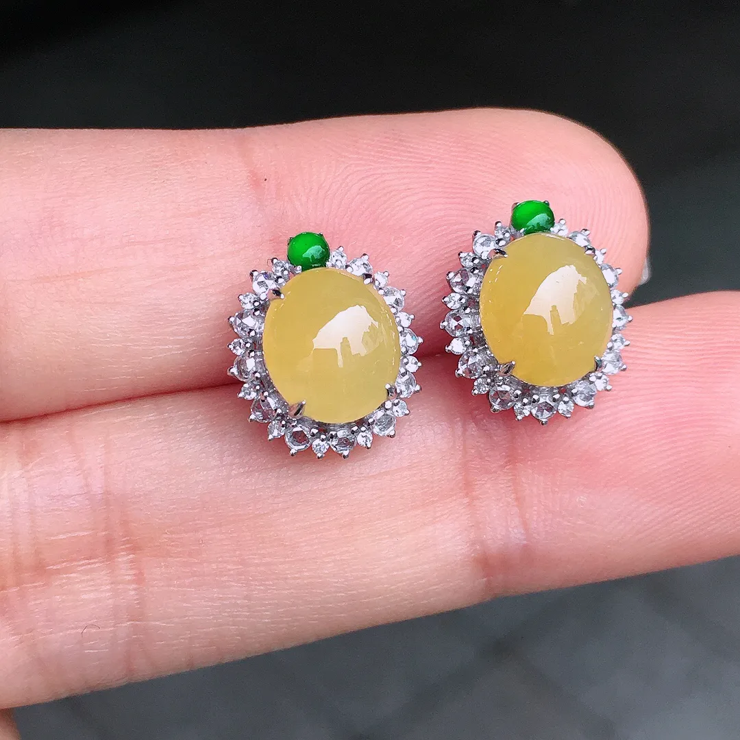 黄翡蛋面耳钉，色泽均匀艳丽，玉质细腻，荧光感超
强，饱满圆润，尽显优雅气质，18k
金豪华镶嵌