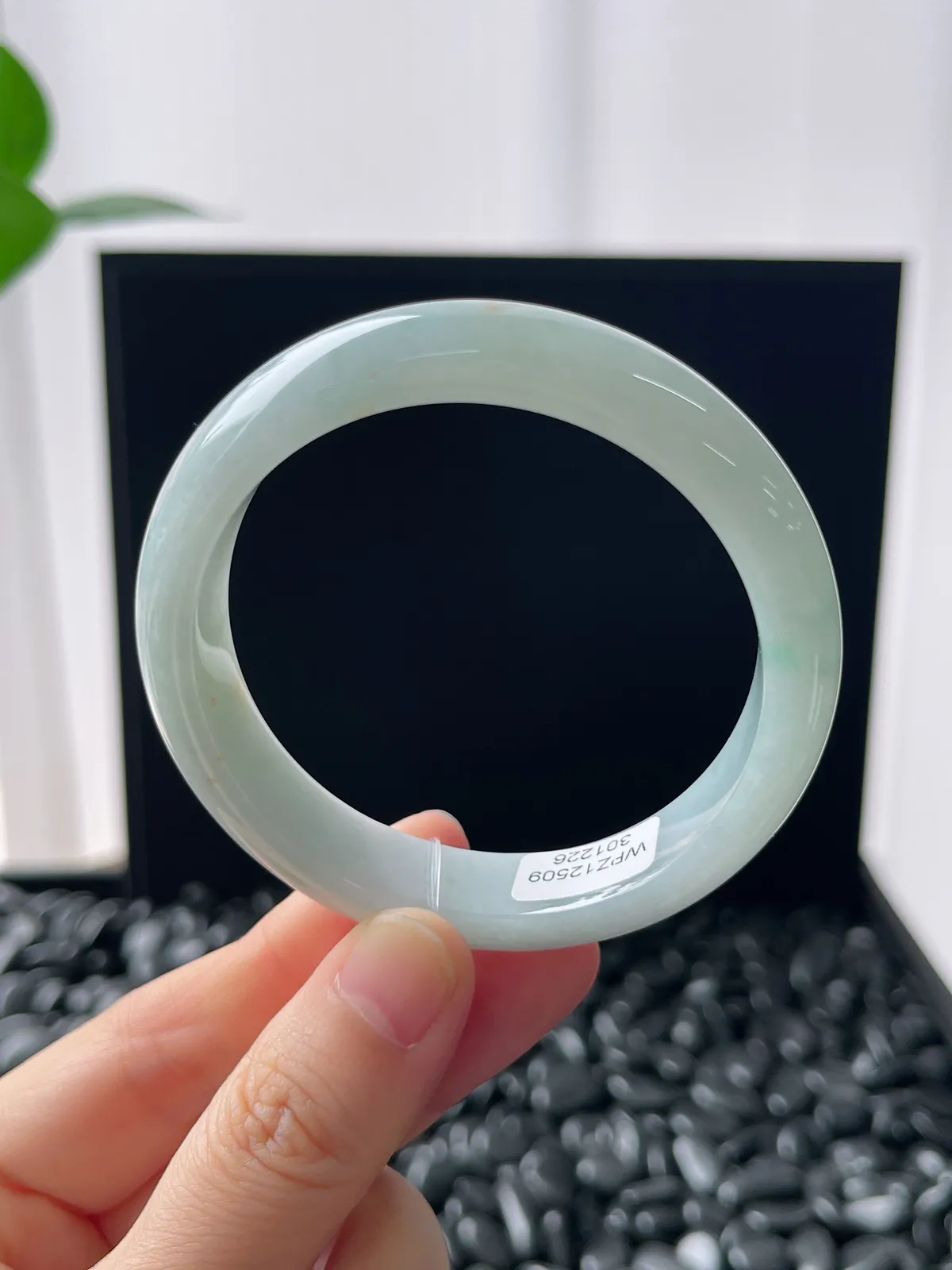 正圈52.5圈口，翡翠糯化种淡绿色手镯