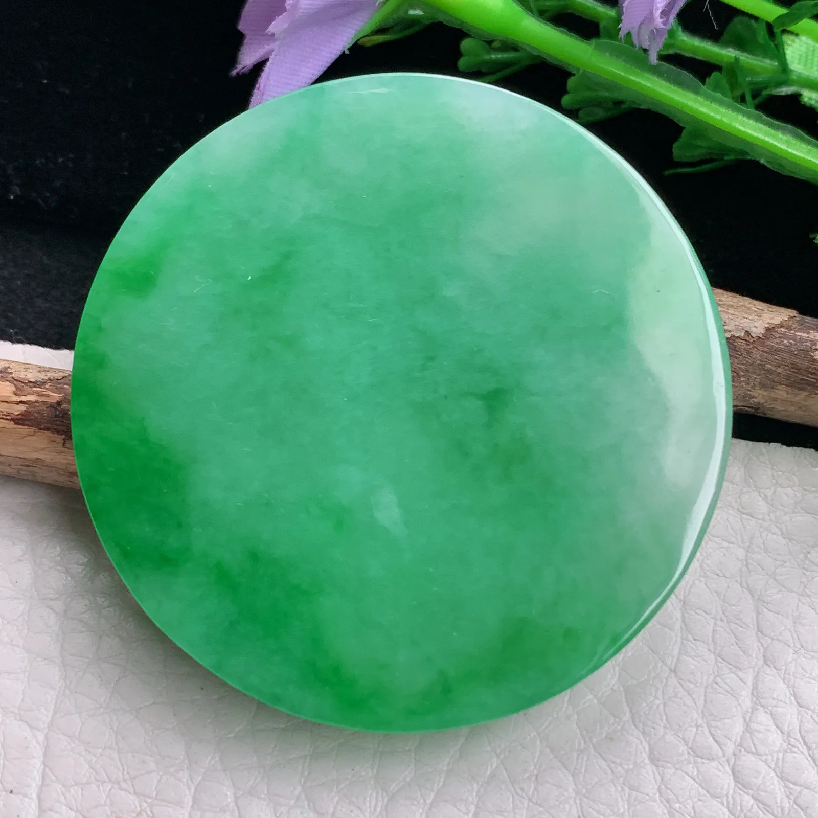 ktj自然光51.2*7.6天然缅甸翡翠水润辣阳绿无事牌 圆牌玉吊坠 玉挂件