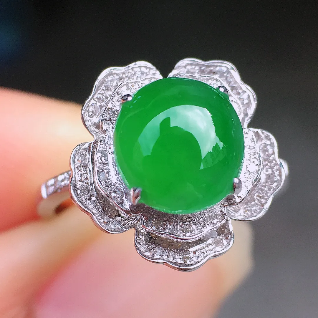 阳绿蛋面戒指，色泽均匀艳丽，玉质细腻，荧光感超
强，饱满圆润，尽显优雅气质，18k
金豪华镶嵌