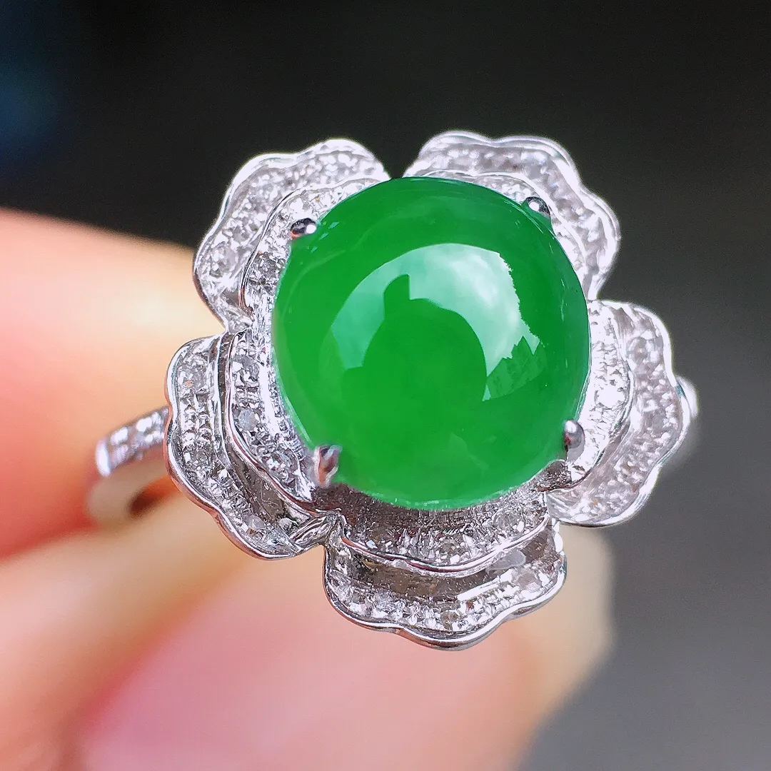 阳绿蛋面戒指，色泽均匀艳丽，玉质细腻，荧光感超
强，饱满圆润，尽显优雅气质，18k
金豪华镶嵌