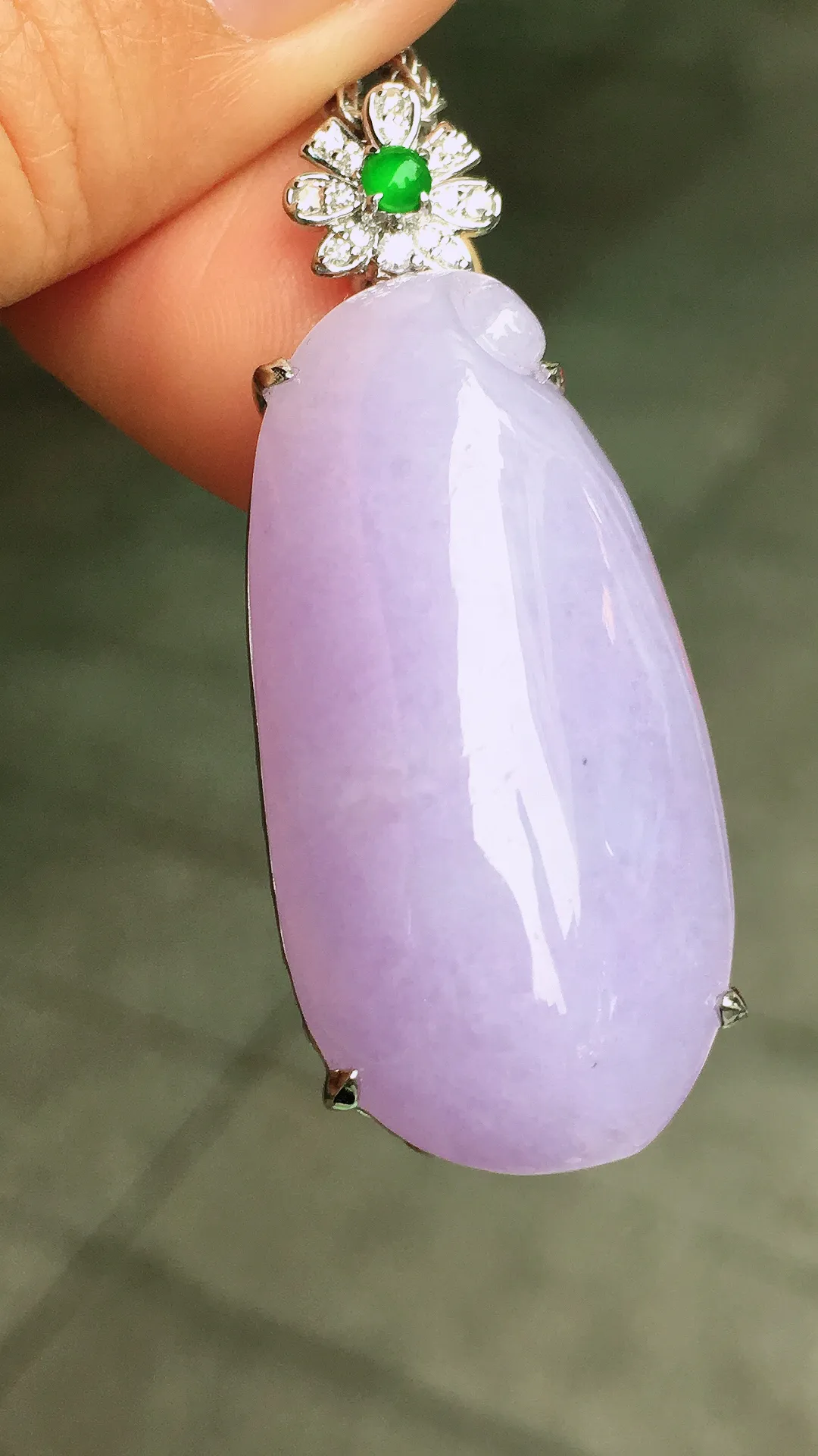 紫罗兰福瓜吊坠，色泽均匀艳丽，玉质细腻，荧光感超
强，饱满圆润，尽显优雅气质，18k
金豪华镶嵌