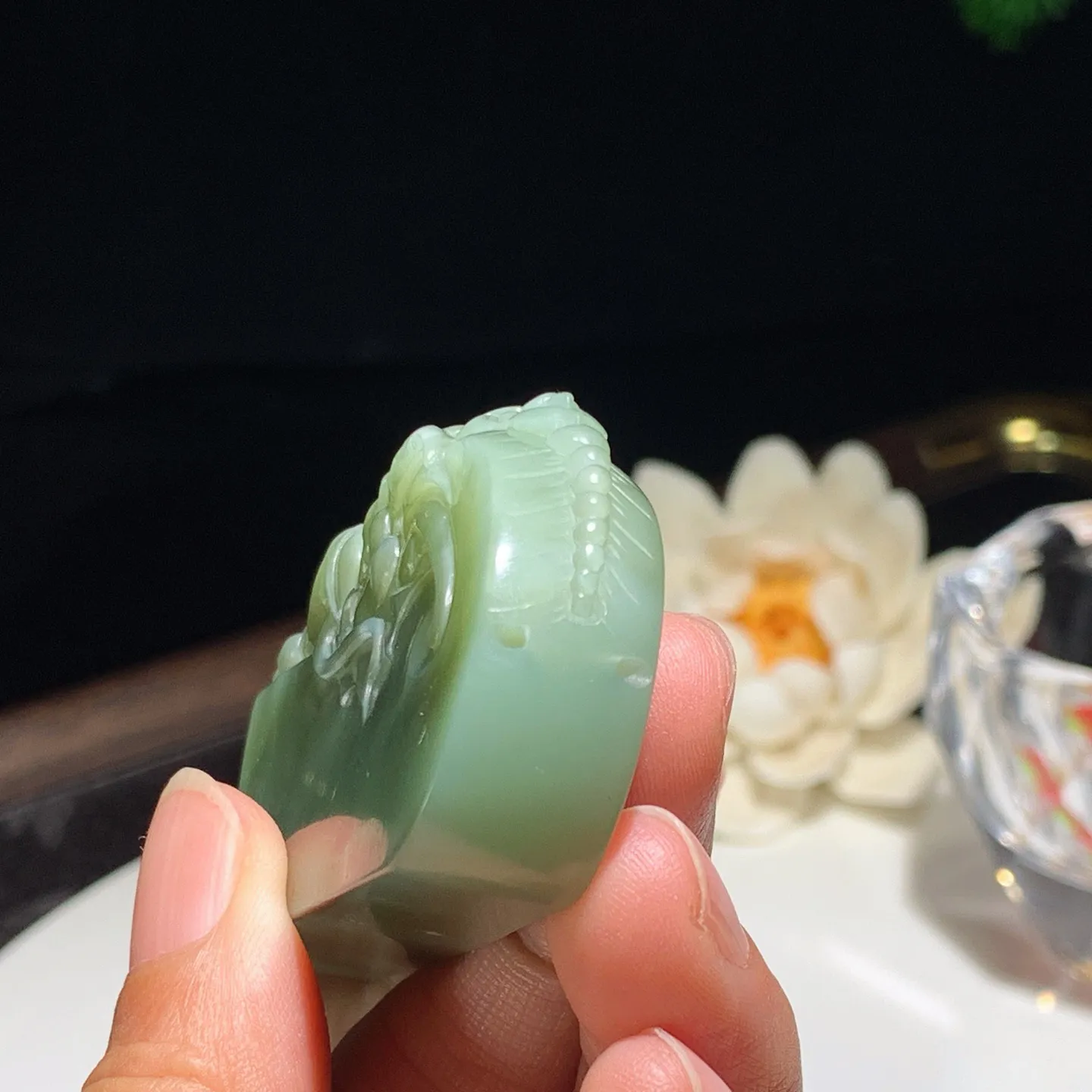 和田玉粉青猫眼俄罗斯碧玉龙佑一方牌子挂件。尺寸60/36/12重63.5克。玉质细腻油润。手推出油。佩戴高端典雅。lt251201