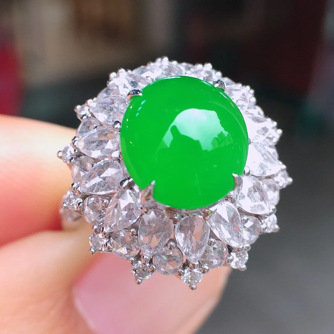 阳绿蛋面戒指，色泽均匀艳丽，玉质细腻，荧光感超
强，饱满圆润，尽显优雅气质，18k
金豪华镶嵌