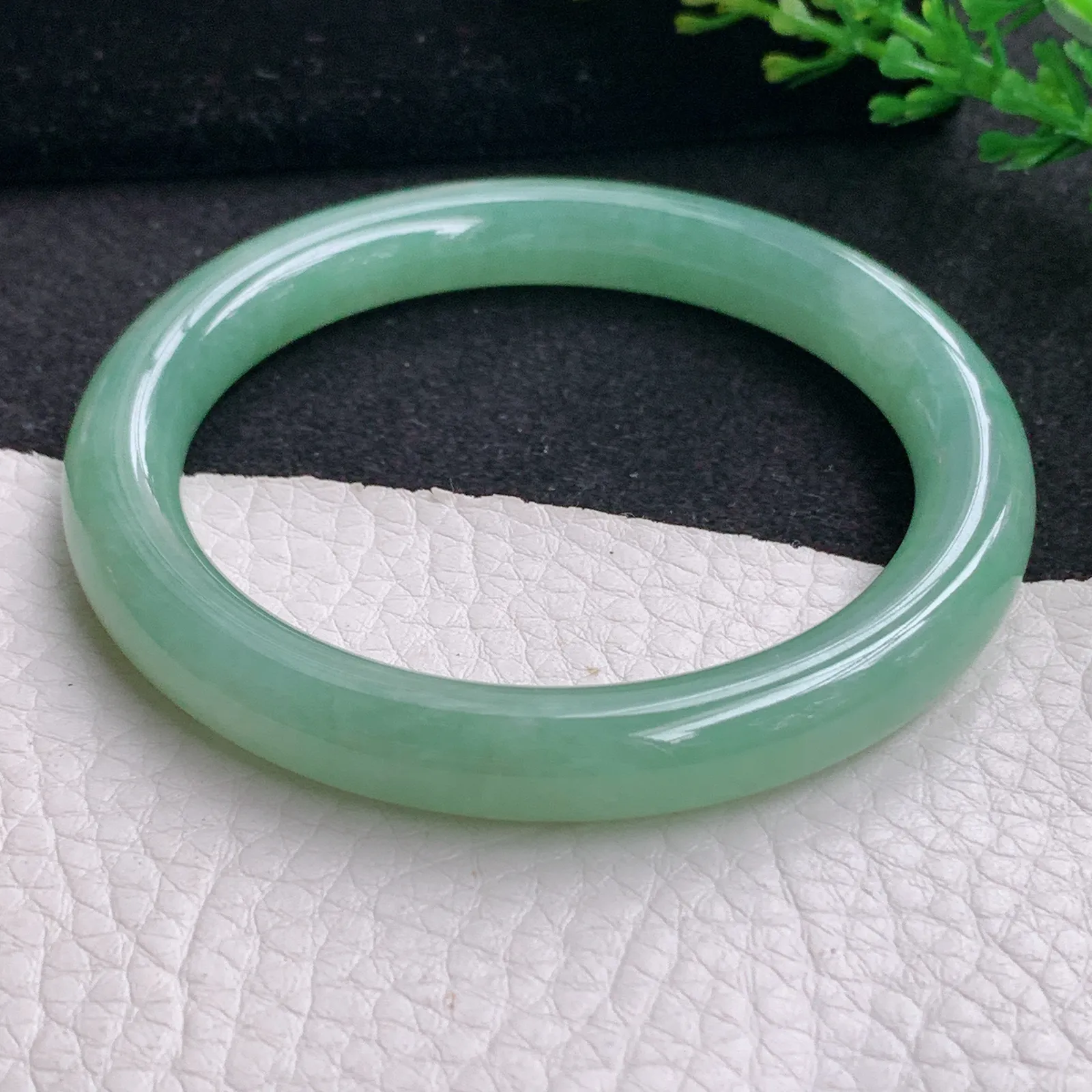 n自然光54*8.8叮当镯 缅甸翡翠a货玉手镯黄加绿圆条玉手环