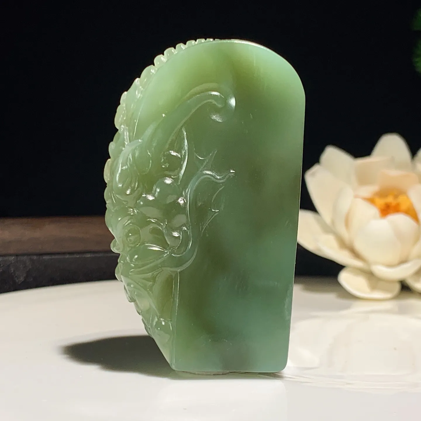 和田玉粉青猫眼俄罗斯碧玉龙佑一方牌子挂件。尺寸60/36/12重63.5克。玉质细腻油润。手推出油。佩戴高端典雅。lt251201