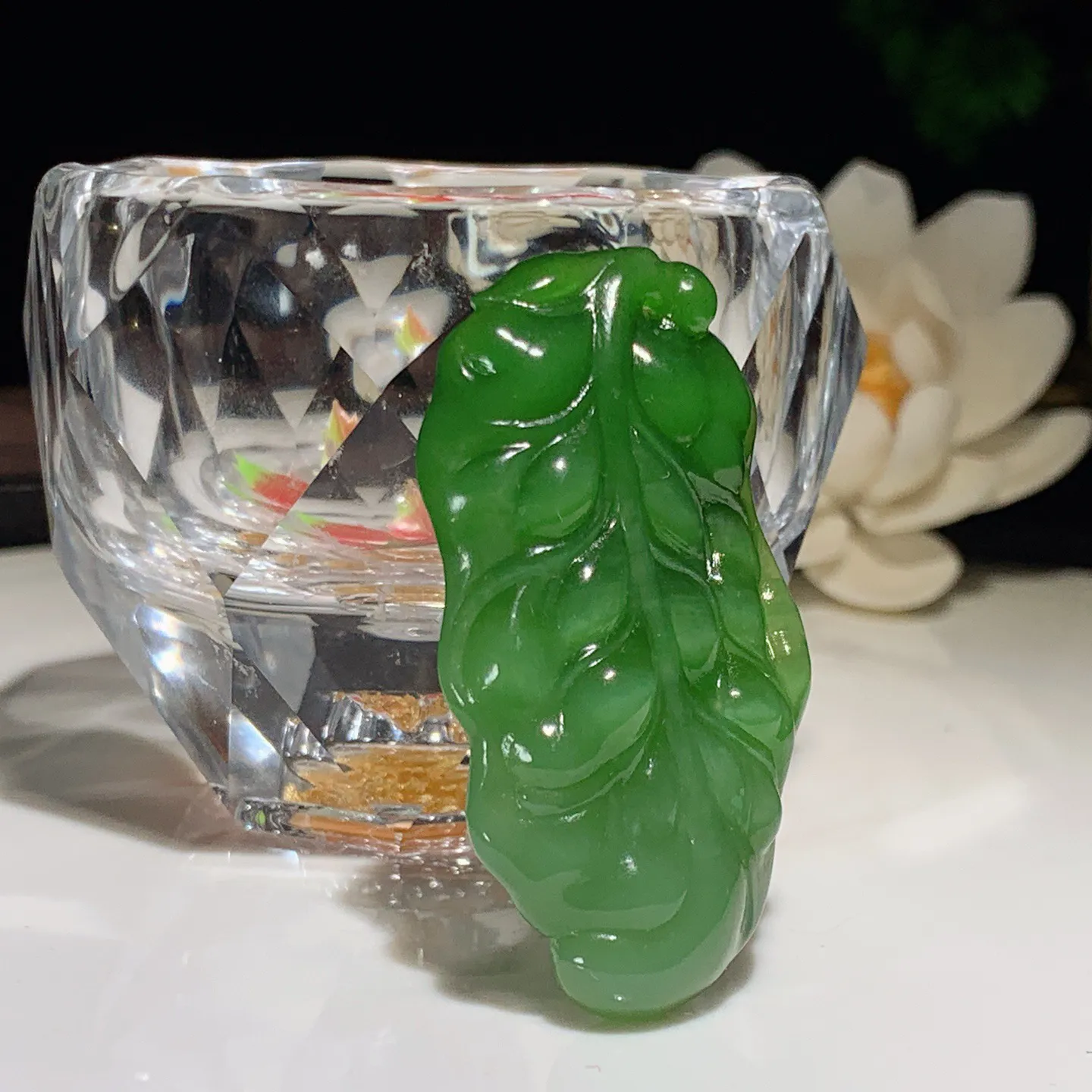 和田玉阳绿俄罗斯碧玉猫眼金枝玉叶树叶挂件。尺寸49/27/9重19.5克。玉质细腻油润。手推出油。佩戴高端典雅。lt251201