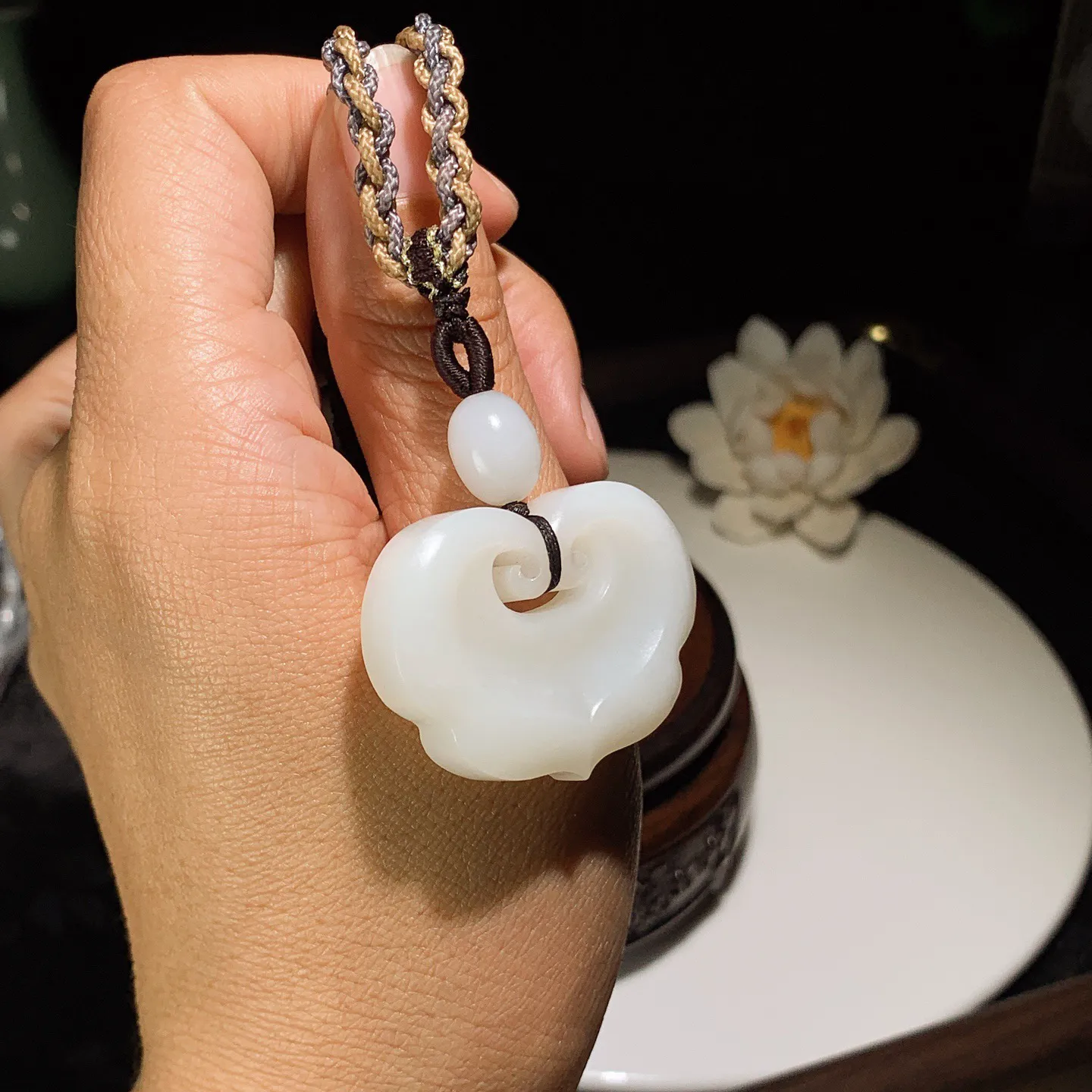 和田玉白玉如意锁挂件。尺寸29/38/10重22.5克。玉质细腻油润。手推出油。佩戴高端典雅。lt251201