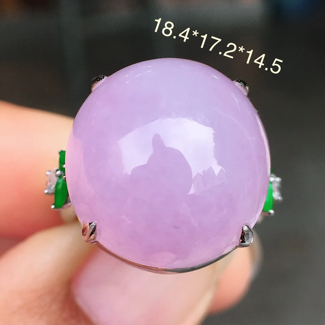 紫罗兰蛋面戒指，色泽均匀艳丽，玉质细腻，荧光感超
强，饱满圆润，尽显优雅气质，18k
金豪华镶嵌