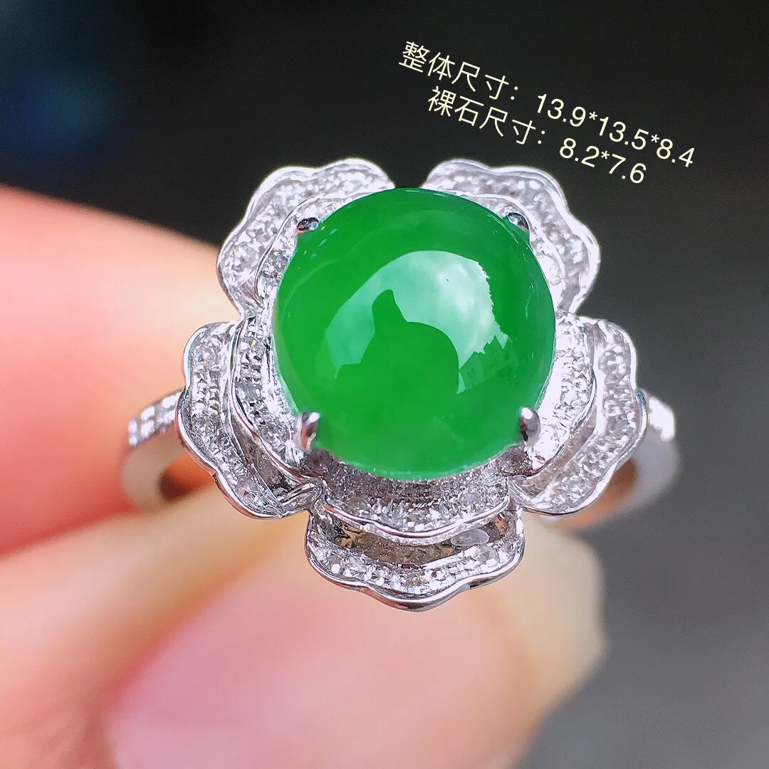 阳绿蛋面戒指，色泽均匀艳丽，玉质细腻，荧光感超
强，饱满圆润，尽显优雅气质，18k
金豪华镶嵌