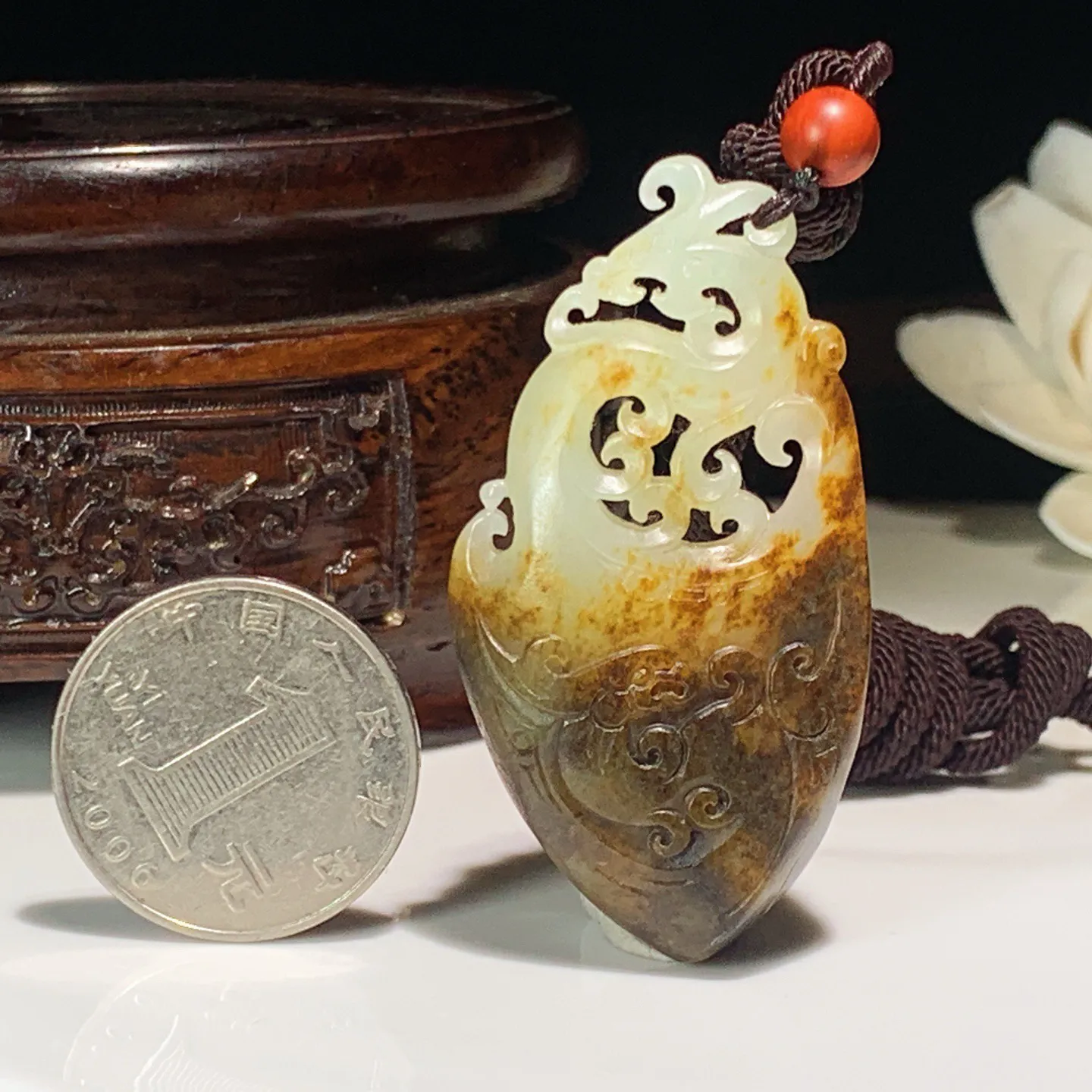 新疆和田玉籽料仿古龙凤呈祥挂件。尺寸53/28/9重18克。玉质细腻油润。手推出油。佩戴高端典雅。lt251201