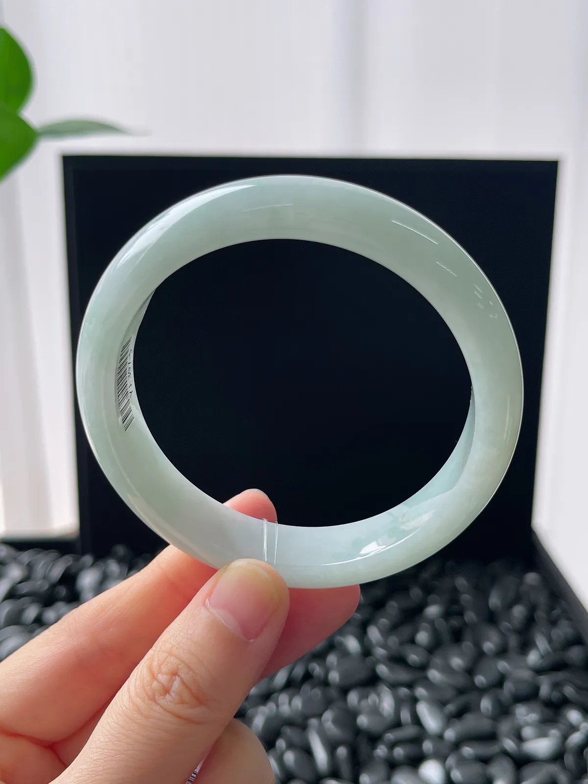 正圈56.5圈口，翡翠糯化种浅绿色手镯