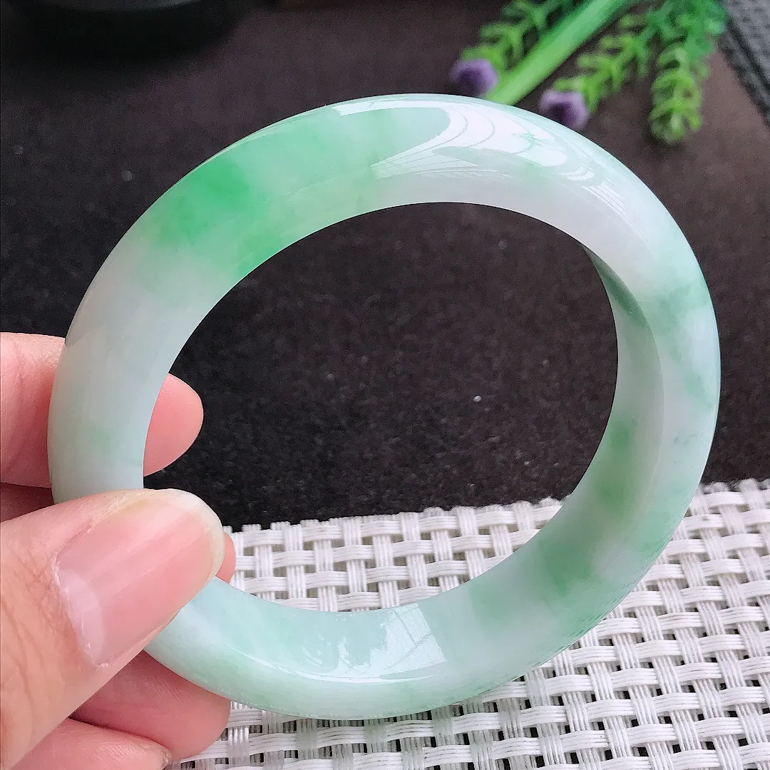 天然A货翡翠57.8/14.2/9.2老坑精美温润飘绿手镯宽边玉手镯