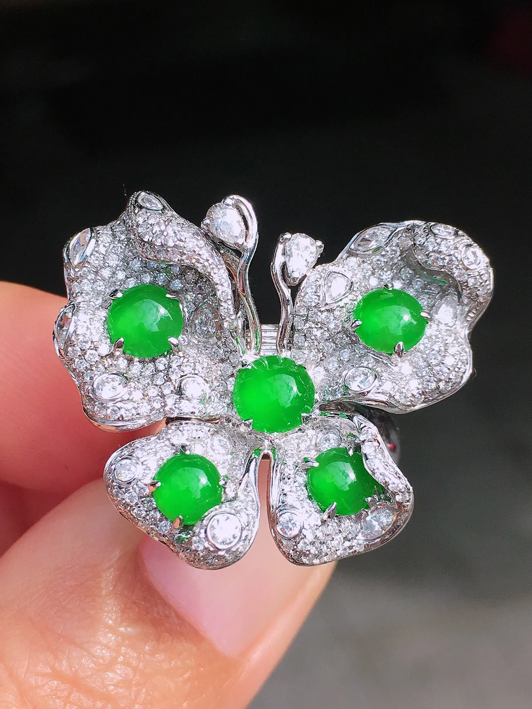 阳绿蝴蝶三用款，色泽均匀艳丽，玉质细腻，荧光感超
强，饱满圆润，尽显优雅气质，18k
金豪华镶嵌