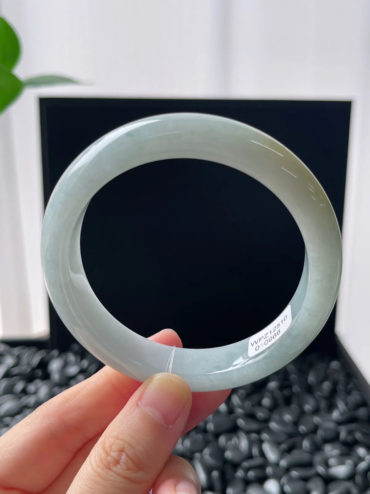 正圈58.4圈口，翡翠糯化种淡绿色手镯