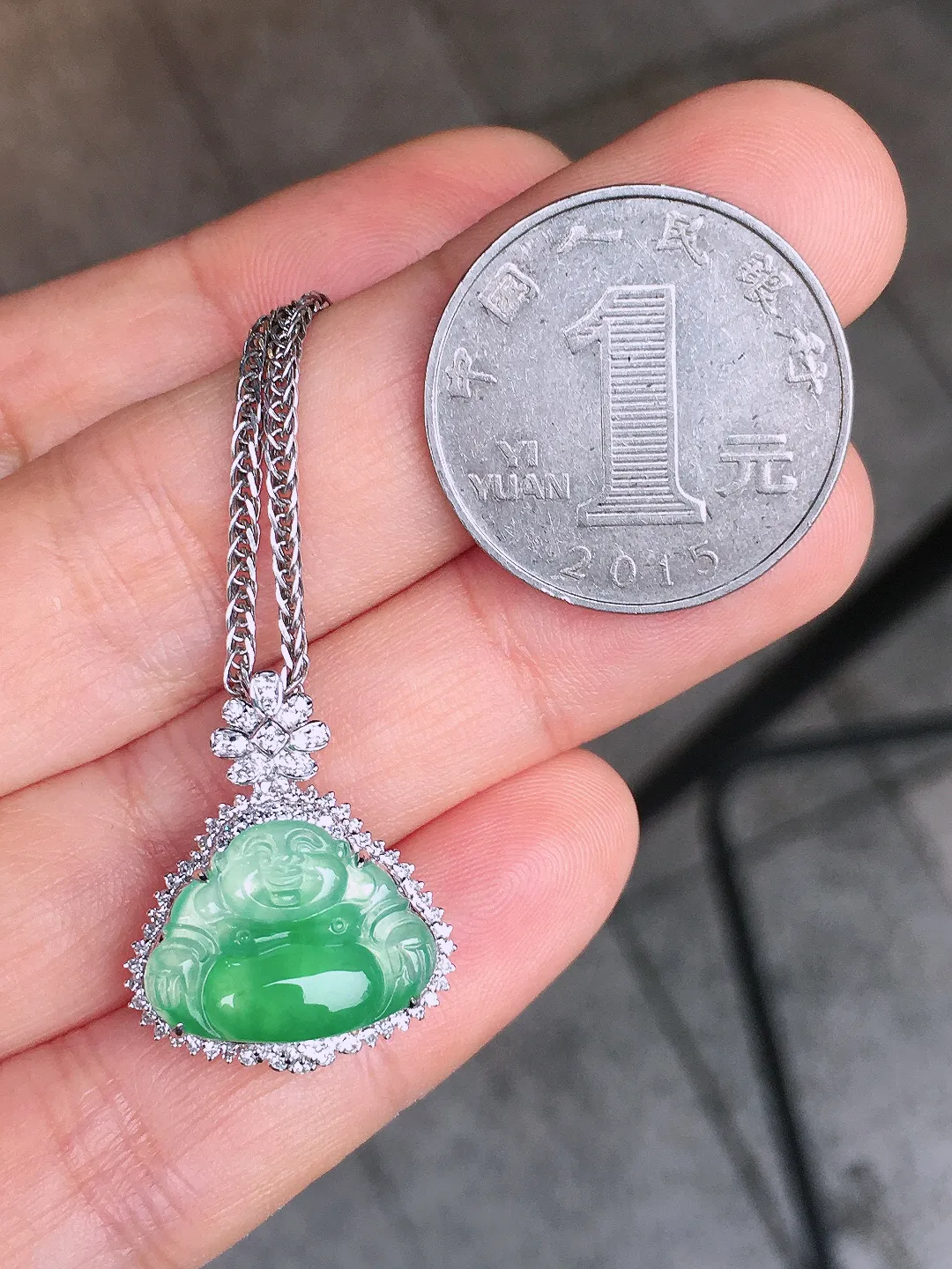 飘绿佛公吊坠，色泽艳丽，玉质细腻，荧光感超
强，饱满圆润，尽显优雅气质，18k
金豪华镶嵌