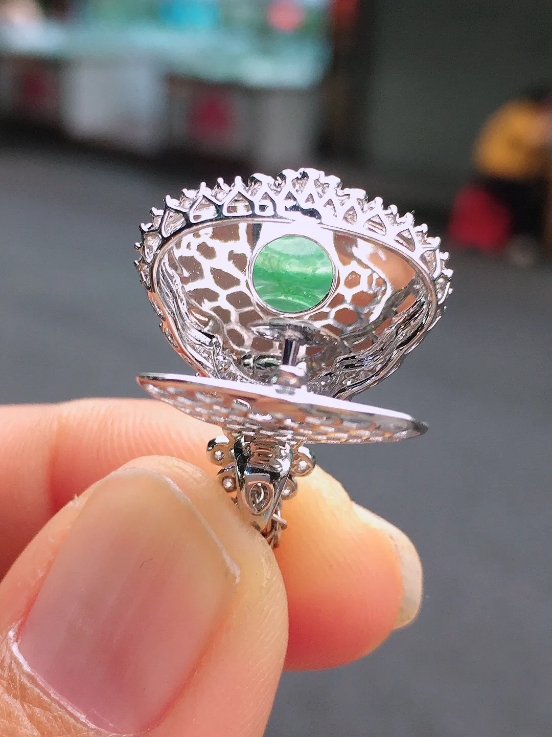 飘绿佛公吊坠，色泽艳丽，玉质细腻，荧光感超
强，饱满圆润，尽显优雅气质，18k
金豪华镶嵌