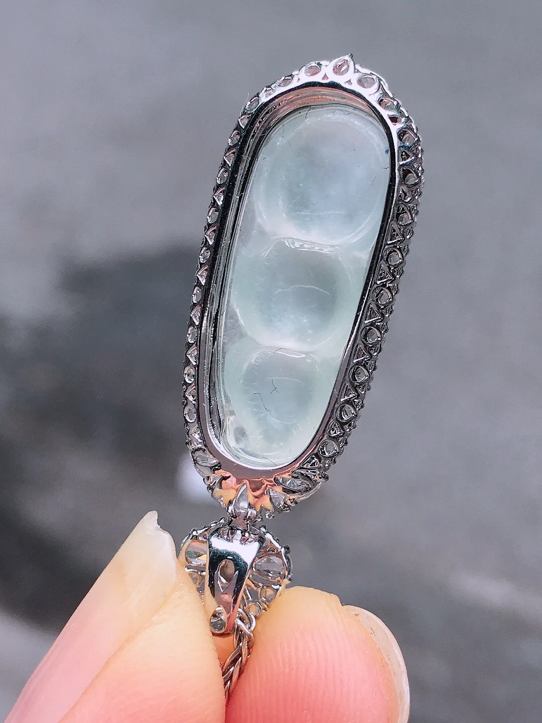 冰种福豆吊坠，玉质细腻，荧光感超
强，饱满圆润，尽显优雅气质，18k
金豪华镶嵌