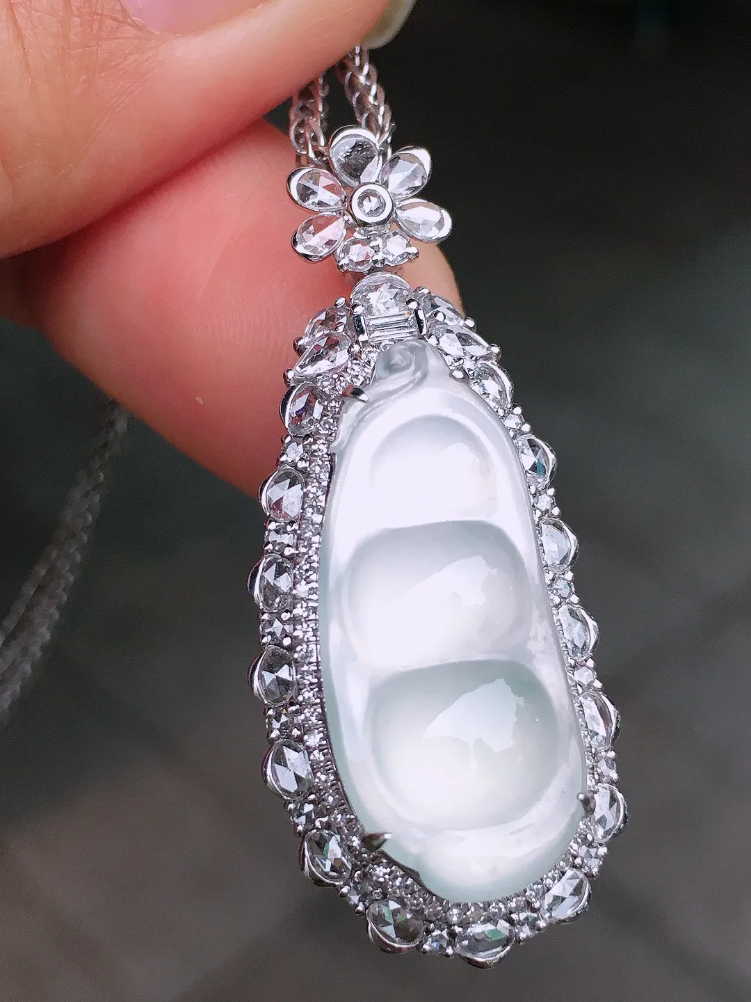 冰种福豆吊坠，玉质细腻，荧光感超
强，饱满圆润，尽显优雅气质，18k
金豪华镶嵌