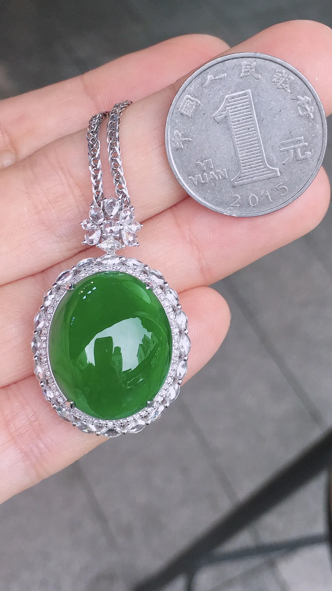 阳绿蛋面吊坠，色泽均匀艳丽，玉质细腻，荧光感超
强，饱满圆润，尽显优雅气质，18k
金豪华镶嵌