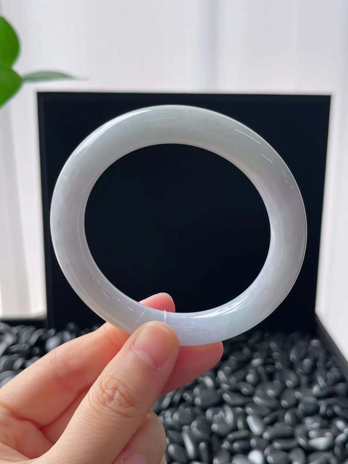 圆镯53.6圈口，翡翠糯化种白色手镯