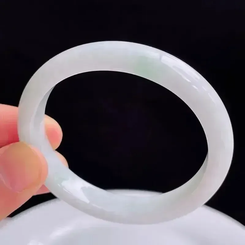 天然翡翠A货飘绿好种水52.8*48mm贵妃手镯35.77克