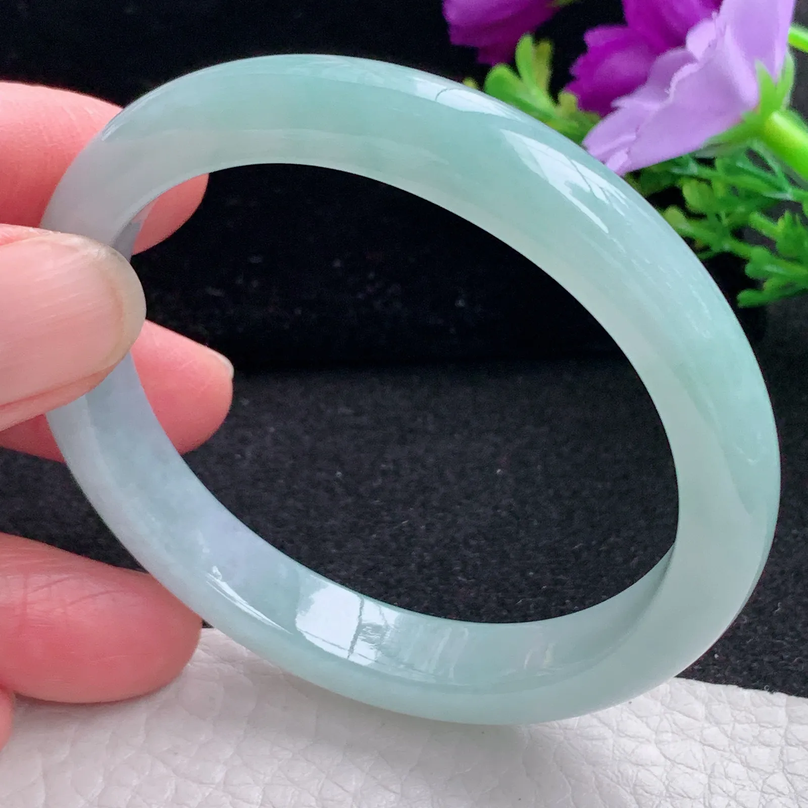 js自然光54*49*10*7.3贵妃镯 缅甸翡翠a货玉手镯清新蛋形宽边玉手环