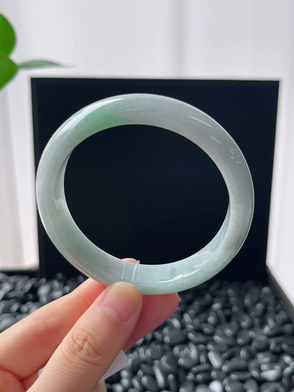 正圈55.5圈口，翡翠糯化种浅绿色手镯