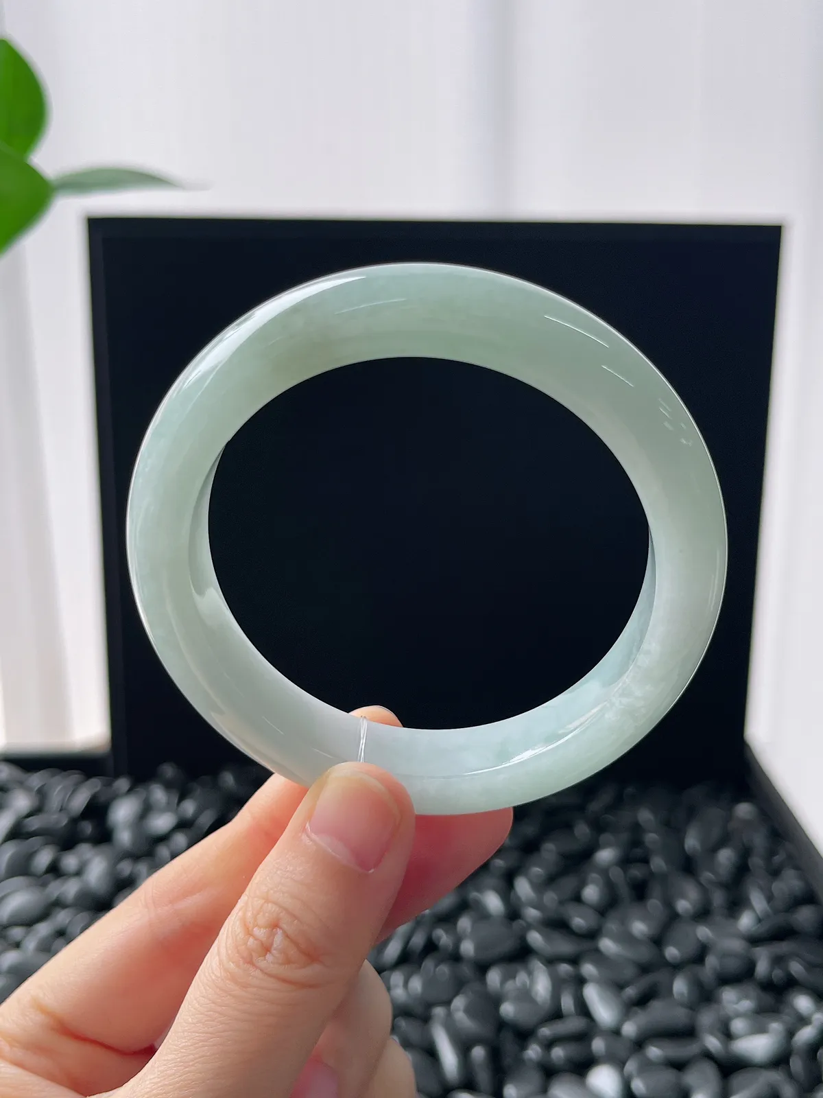 正圈55.6圈口，翡翠糯化种浅绿色手镯