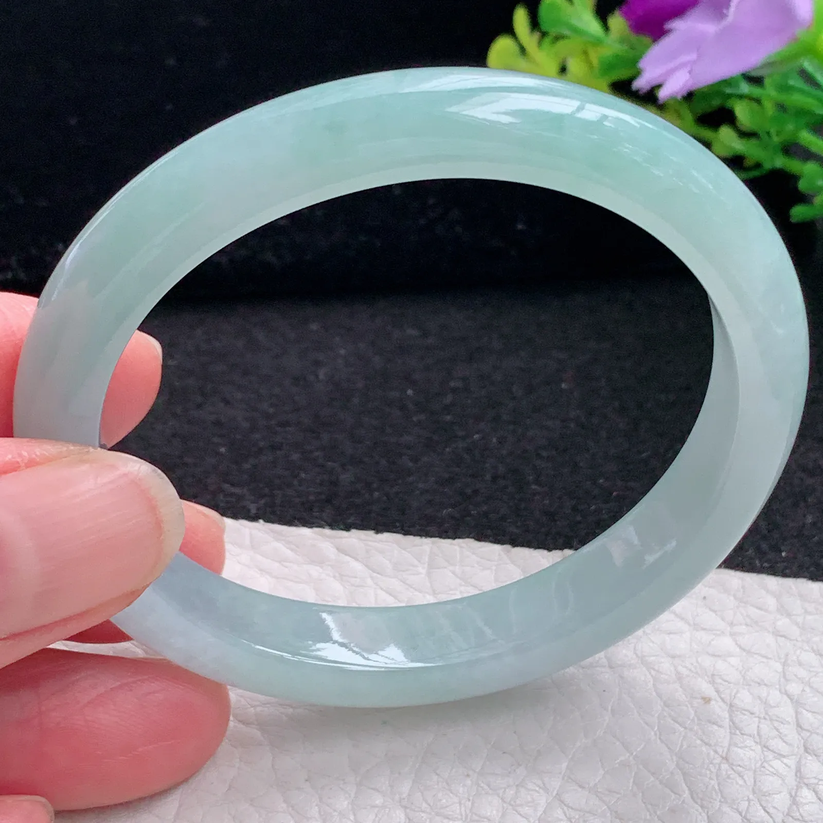 js自然光54*49*10*7.3贵妃镯 缅甸翡翠a货玉手镯清新蛋形宽边玉手环