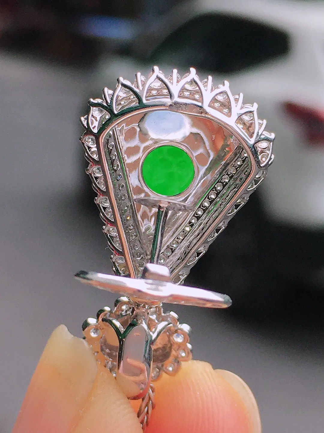 阳绿二合一吊坠，色泽均匀艳丽，玉质细腻，荧光感超
强，饱满圆润，尽显优雅气质，18k
金豪华镶嵌