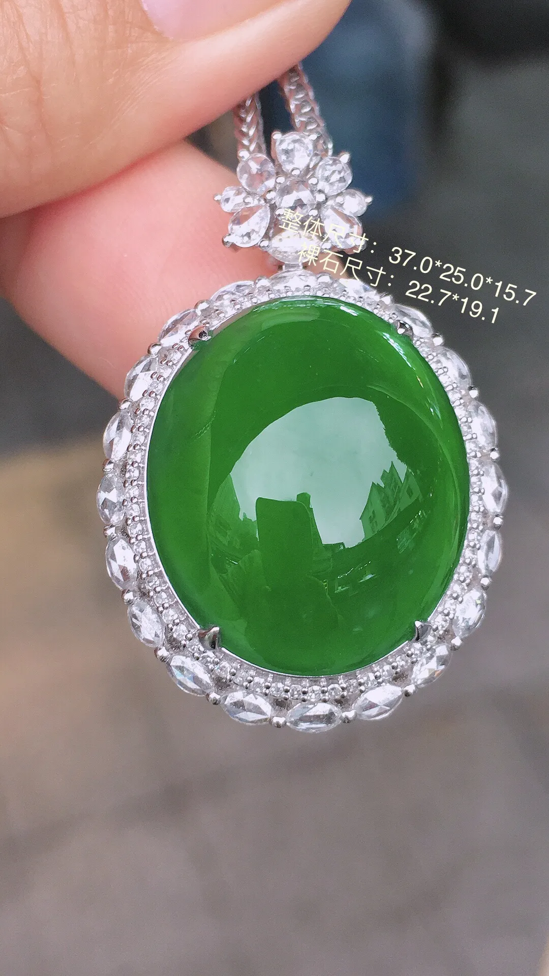 阳绿蛋面吊坠，色泽均匀艳丽，玉质细腻，荧光感超
强，饱满圆润，尽显优雅气质，18k
金豪华镶嵌