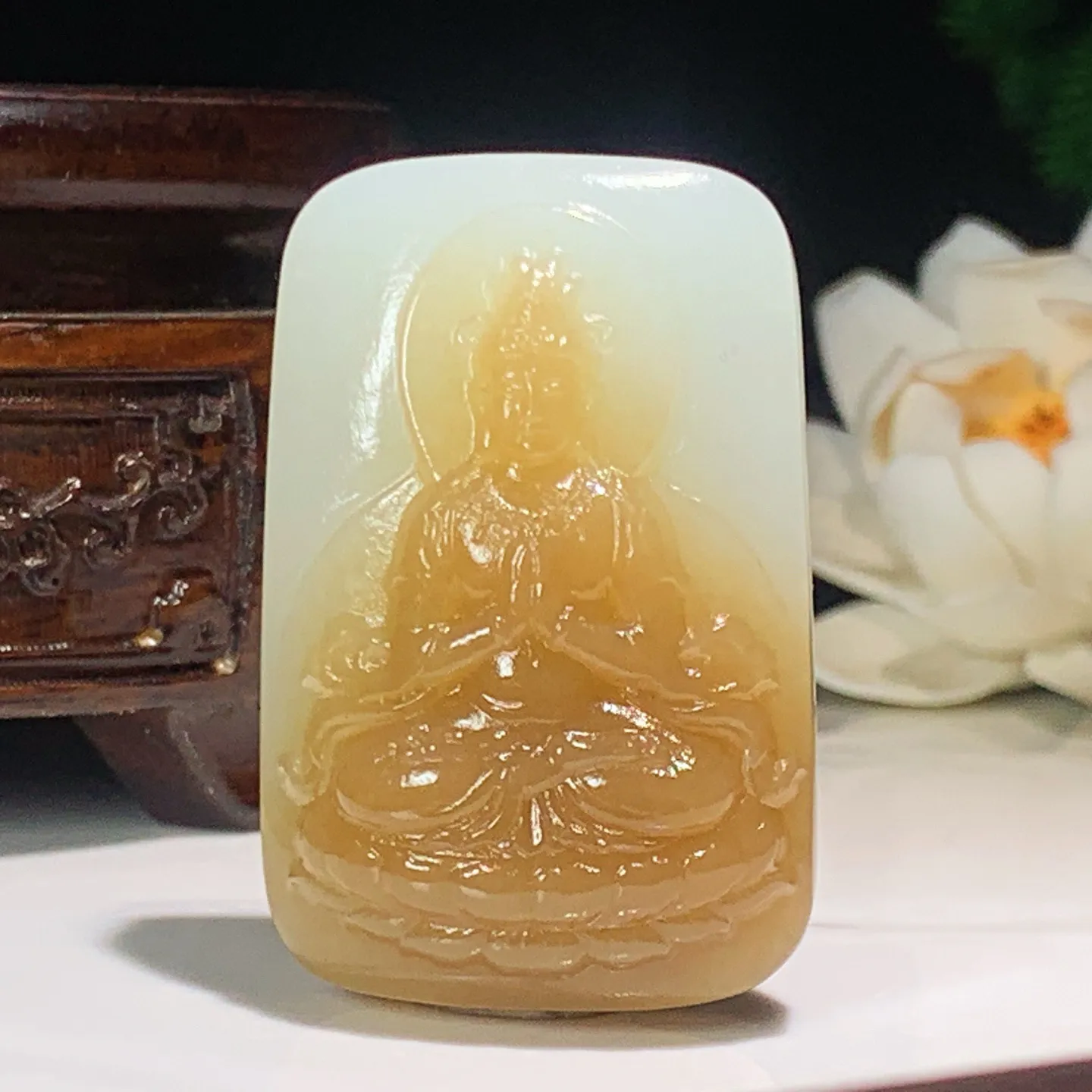 新疆和田玉且末糖坐莲观音牌挂件。尺寸47/31/15重43.6克。玉质细腻油润。手推出油。佩戴高端典