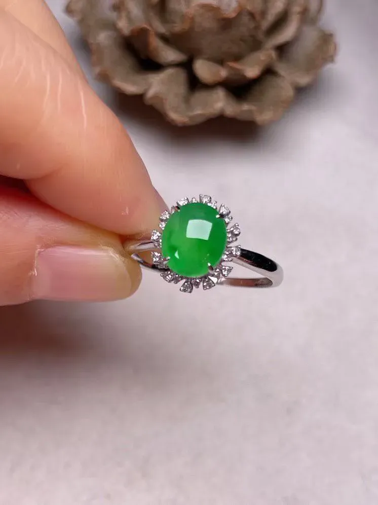 冰种阳绿蛋面戒指 、真金真钻镶嵌，种水好，玉质细腻 .裸石尺寸 7.9*6.8*