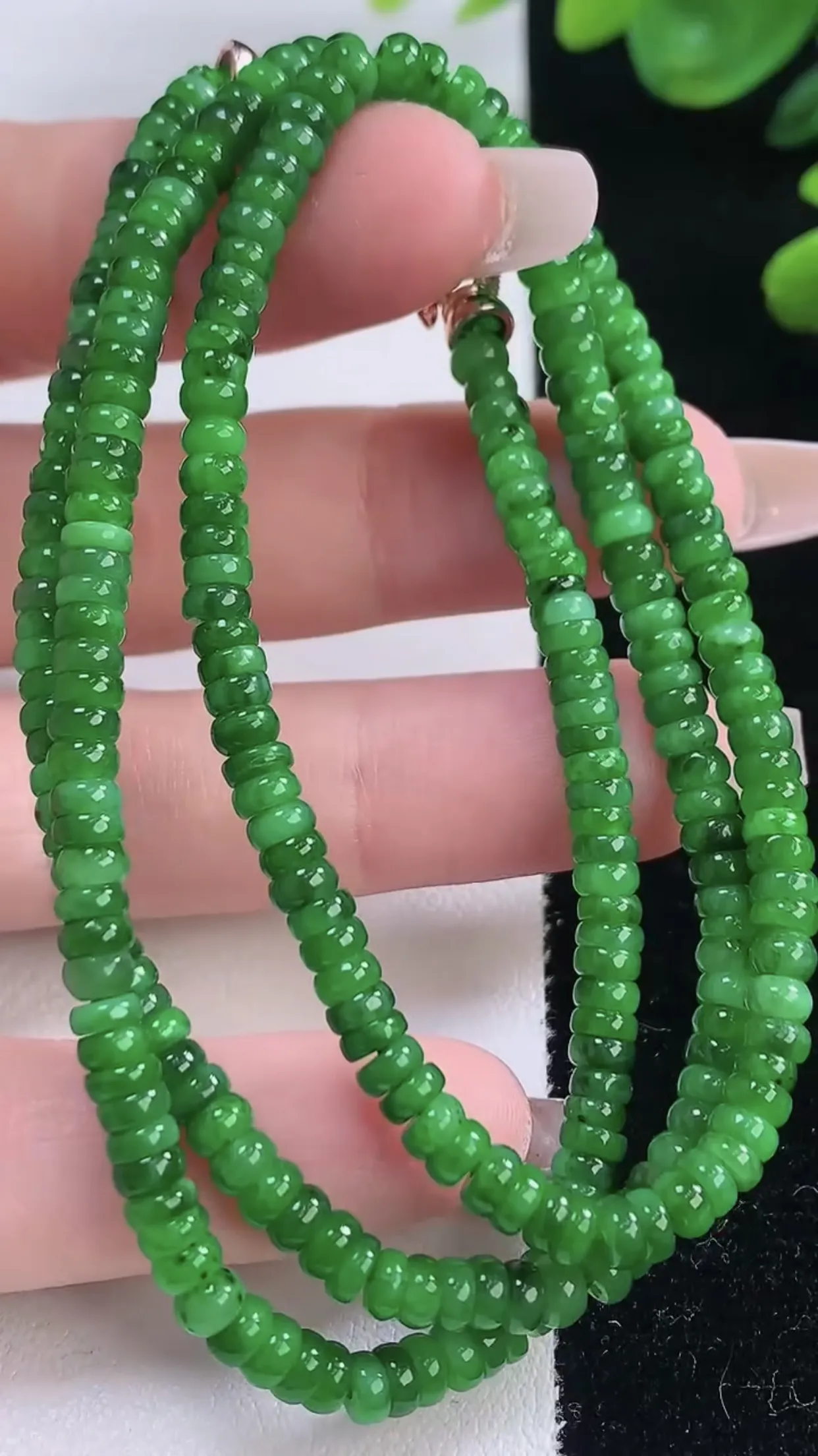 缅甸天然翡翠a货 老坑料起胶冰润 满绿算盘珠项链，尺寸3.8-2.5mm   y 20.90