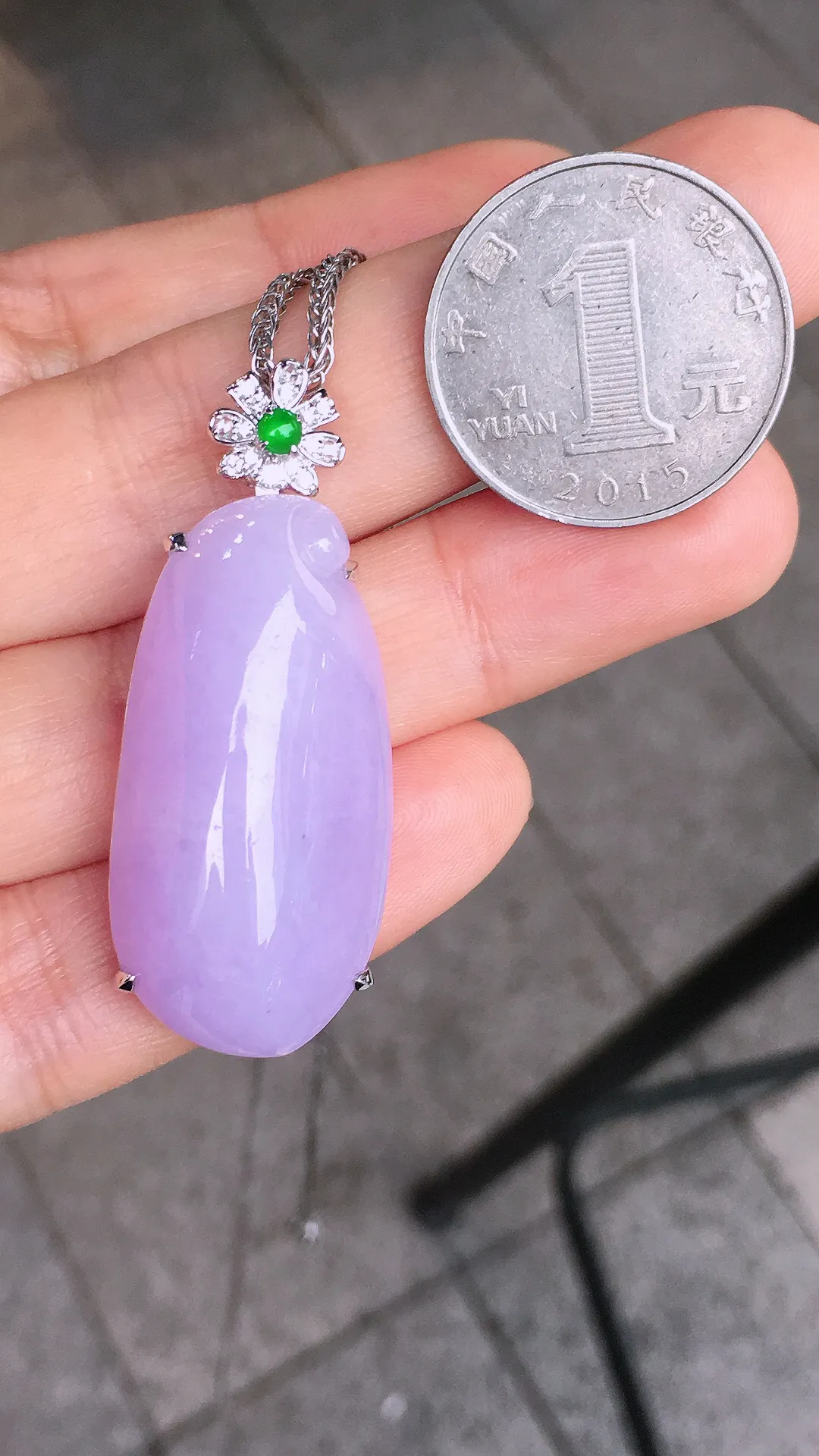 紫罗兰福瓜吊坠，色泽均匀艳丽，玉质细腻，荧光感超
强，饱满圆润，尽显优雅气质，18k
金豪华镶嵌