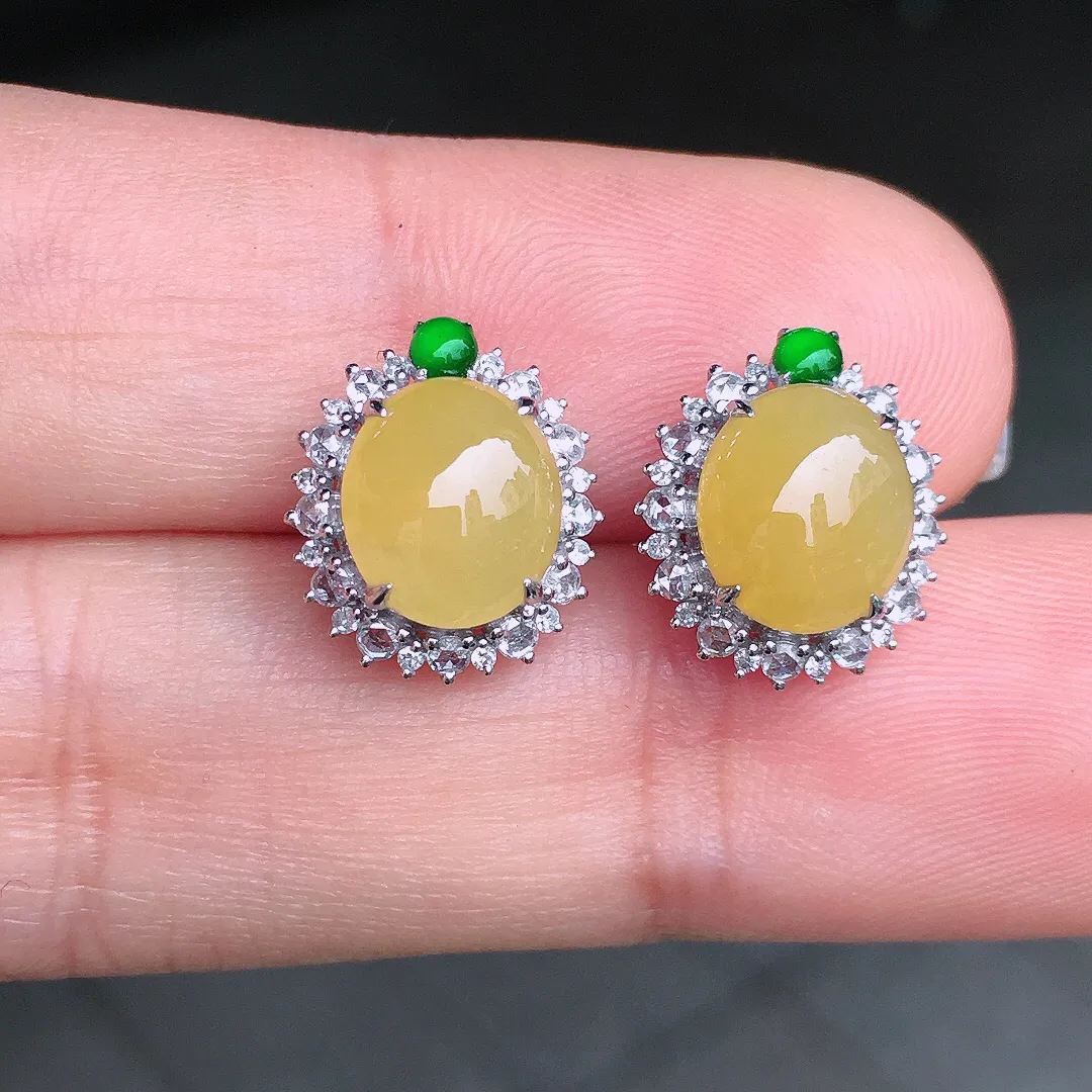 黄翡蛋面耳钉，色泽均匀艳丽，玉质细腻，荧光感超
强，饱满圆润，尽显优雅气质，18k
金豪华镶嵌