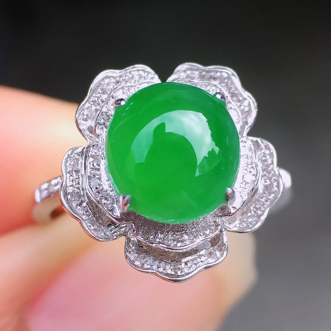 阳绿蛋面戒指，色泽均匀艳丽，玉质细腻，荧光感超
强，饱满圆润，尽显优雅气质，18k
金豪华镶嵌