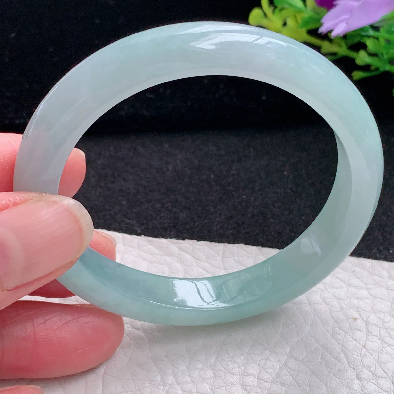 js自然光54*49*10*7.3贵妃镯 缅甸翡翠a货玉手镯清新蛋形宽边玉手环