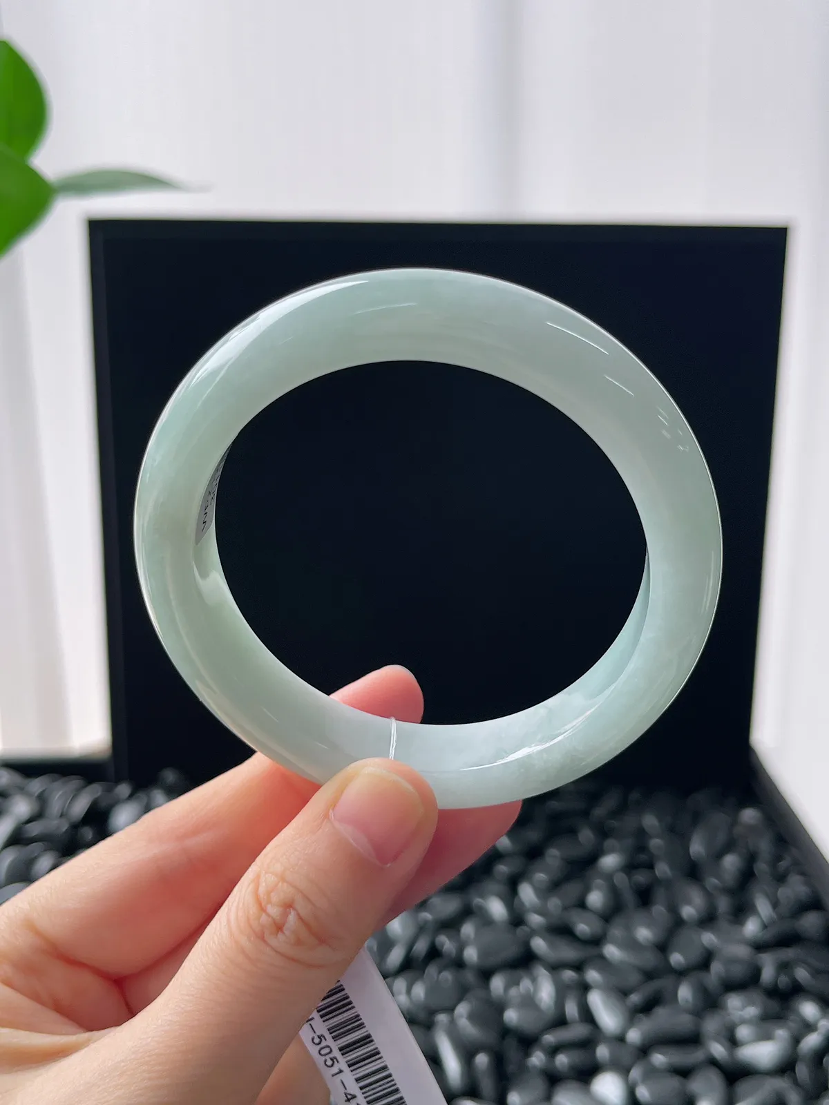 正圈55.6圈口，翡翠糯化种浅绿色手镯