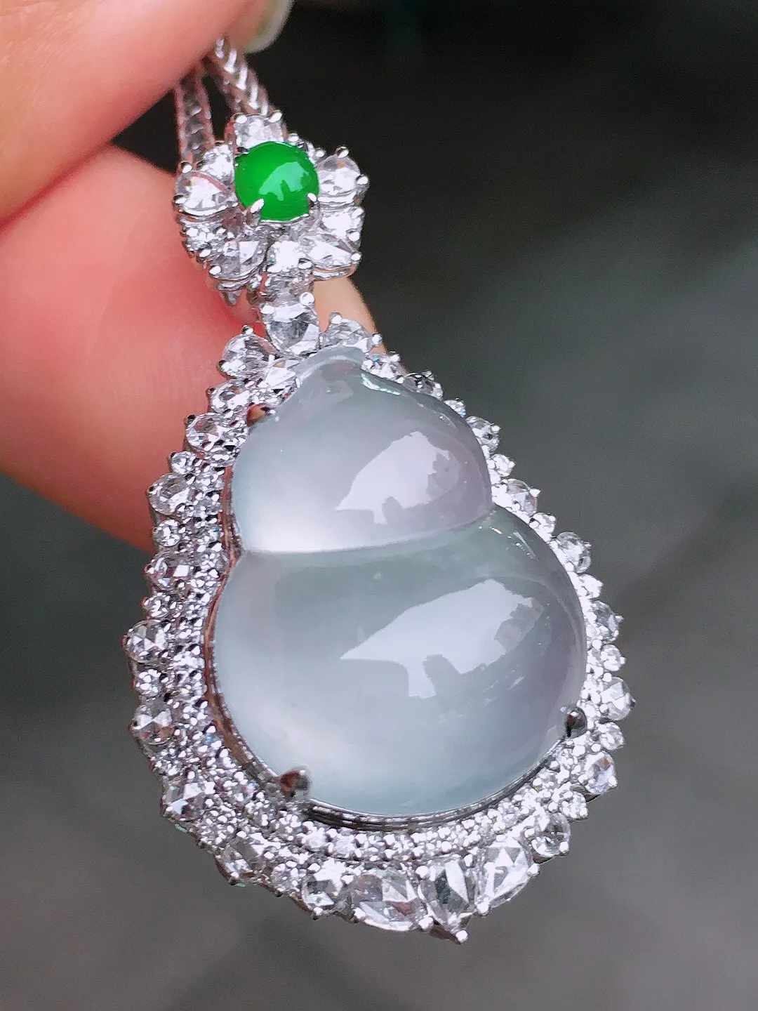 冰种葫芦吊坠，玉质细腻，荧光感超
强，饱满圆润，尽显优雅气质，18k
金豪华镶嵌