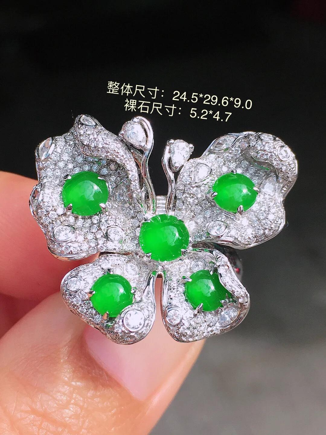 阳绿蝴蝶三用款，色泽均匀艳丽，玉质细腻，荧光感超
强，饱满圆润，尽显优雅气质，18k
金豪华镶嵌